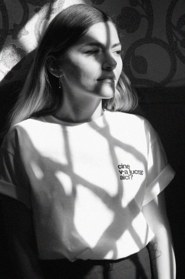 tricou unisex alb "cine v-a lucrat aici?"