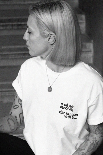 tricou unisex alb "o sa se rezolve, dar nu cum vrei tu"
