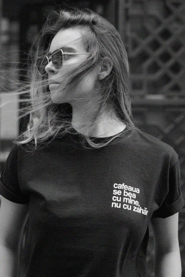 tricou unisex negru "cafeaua se bea cu mine"