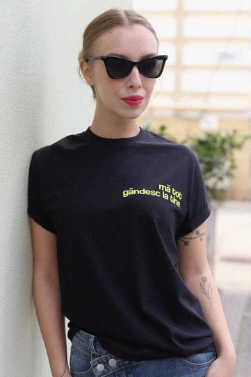 tricou unisex negru "ma tot gandesc la tine"