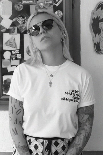 tricou unisex alb "mai bine sa-ti fie rau decat sa-ti para rau" - Img 1