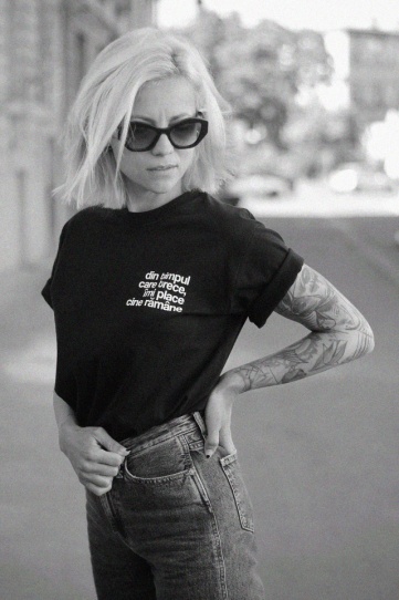 tricou unisex negru "din timpul"