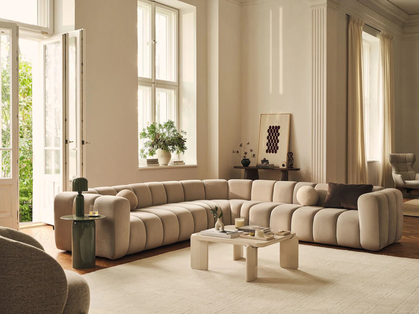 Familia Lupine de la Micadoni – canapele, colțare și paturi cu design contemporan și confort premium