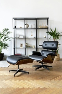 FOTOLIU DE RELAXARE DE LUX CU TABURET, ARTIM LOUNGE HM, REALIZAT PIELE NATURALA ITALIANA SI LEMN, CULOARE NEGRU/NUC, STIL EAMES