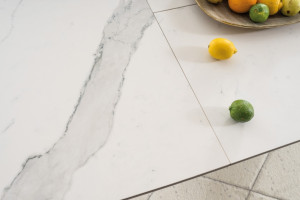 MASA EXTENSIBILA ARMANI, 160/220 CM, EFECT DE MARMURA ALBA/NEGRU MAT/CROM, DIN CERAMICA, MDF SI METAL, STIL MODERN - Img 7