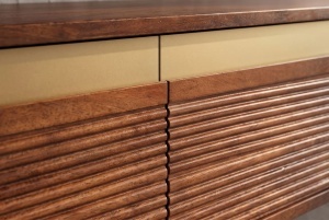 COMODA LIVING TV 160CM, REALIZATA DIN LEMN DE MANGO, DETALII AURII, CULOARE MARO/AURIU - Img 4