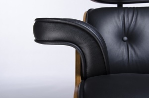 FOTOLIU CU TABURET LOUNGE, PIELE NATURALA ITALIANA SI LEMN, CULOARE NEGRU/NUC, STIL EAMES - Img 5