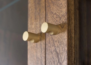 VITRINA BORA BORA 100CM, REALIZATA DIN LEMN DE MANGO SI METAL, CULOARE NUC/AURIU, STIL RUSTIC/MODERN, GINER Y COLOMER - Img 3