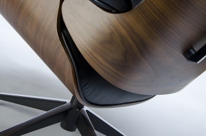 FOTOLIU CU TABURET LOUNGE, PIELE NATURALA ITALIANA SI LEMN, CULOARE NEGRU/NUC, STIL EAMES - Img 9