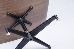 FOTOLIU DE RELAXARE DE LUX CU TABURET, ARTIM LOUNGE HM, REALIZAT PIELE NATURALA ITALIANA SI LEMN, CULOARE NEGRU/NUC, STIL EAMES - Img 6