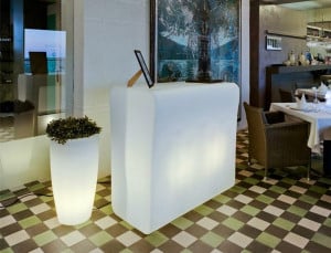 PULT DE BAR ALB CRETA CU LED STIL MODERN, CONFECTIONAT DIN POLIETILENA - Img 1