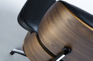 FOTOLIU CU TABURET LOUNGE, PIELE NATURALA ITALIANA SI LEMN, CULOARE NEGRU/NUC, STIL EAMES - Img 6