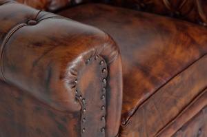 FOTOLIU LIVING CHESTERFIELD 96CM, REALIZAT DIN LEMN SI PIELE, CULOARE MARO, GINER Y COLOMER - Img 4