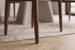 Fotoliu KENNEDY cu șezut tapițat, realizat din lemn de pin, de culoare maro-fumuriu, și material textil texturat crem - Img 9