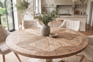 MASA DE SUFRAGERIE ROTUNDA HAMPTONS, 140CM, REALIZATA DIN LEMN DE PIN CONCORD, CULOARE MARO DESCHIS/CREM - Img 4