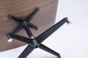 FOTOLIU CU TABURET LOUNGE PREMIUM, PIELE NATURALA ITALIANA SI LEMN DE FRASIN, CULOARE ALB/NUC, STIL EAMES - Img 7