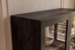 VITRINA LIVING GOLDEN SUNSET 180CM, MODEL 3D, REALIZAT DIN LEMN DE MANGO, STICLA SI PICIOARE DIN METAL, CULOARE NEGRU/AURIU - Img 11