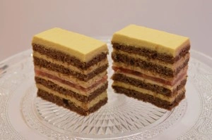 PRAJITURA CARAMEL SI CAPSUNI