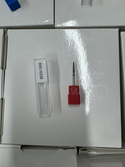 Bit de diamant pentru cuticulă, con rotunjit, brâu roșu 850/023R