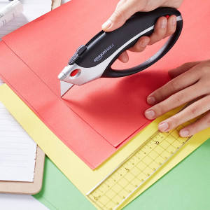 Cutit utilitar, retractabil, ergonomic, Amazon Basics, lama de blocare in 3 pozitii, 4 lame ascutite interschimbabile cu depozitare in maner - Img 5
