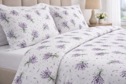 Detaliu Lenjerie de pat din bumbac ranforce Prestige Satin cu imprimeu lavanda mov pe fundal alb