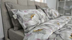 Detaliu Lenjerie de pat din bumbac ranforce Vogue Vault cu imprimeu floral elegant în nuanțe neutre