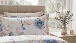 Detaliu Lenjerie de pat din bumbac ranforce Noir Desire cu imprimeu floral elegant in nuante de albastru si bej