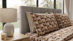 Detaliu lenjerie de pat din bumbac ranforce Raw Linen cu imprimeu jucaus cu ursuleti pe fundal bej