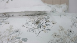 Detaliu Lenjerie de pat din bumbac ranforce Statemint cu imprimeu floral elegant in nuante neutre