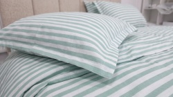 Detaliu Lenjerie de pat din bumbac ranforce Zen Life Green cu dungi verzi, design modern inspirat de natură