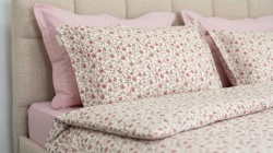 Detaliu Lenjerie de pat din bumbac ranforce Pure Allure cu imprimeu floral fin in nuante pastel roz