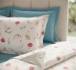 Detaliu Lenjerie de pat din bumbac ranforce Petal Soft cu imprimeu floral delicat in nuante de roz si crem