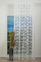 perdea cu rejansă Domino alb cu model geometric în living modern luminos