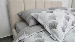 Detaliu Lenjerie de pat din bumbac ranforce Satin Story cu model elegant de frunze gri pe fundal alb