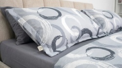 Detaliu Lenjerie de pat din bumbac ranforce Aura Home cu model abstract circular in nuante de gri