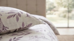 Detaliu Lenjerie de pat din bumbac ranforce Ivory Glow cu imprimeu vegetal in tonuri neutre si elegante