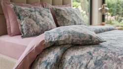 Detaliu lenjerie de pat din bumbac ranforce Raven cu imprimeu floral elegant in tonuri de verde si roz pastel