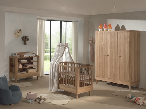 Set Complet Mobilier Cameră Bebelus Forrest Oak, din Lemn Masiv de Stejar, Natur: Pătuț (60x120 cm), Masă de Înfășat cu Suport și Dulap cu 3 Uși – Vipack