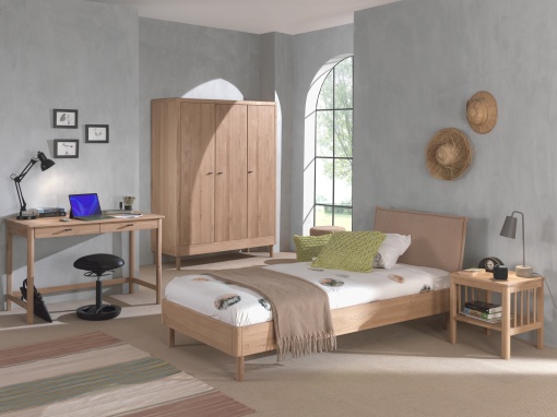 Set Complet Mobilier Camera Copii Forrest Oak, Pat 90x200 cm cu Tăblie Textilă, Dulap cu 3 Uși, Noptieră și Birou, din Lemn de Stejar, Natur – Vipack