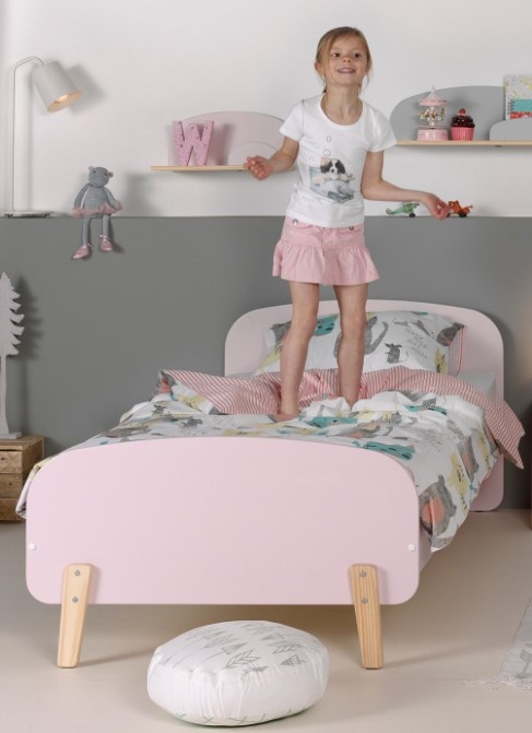 Set Mobilier Kiddy pentru Camera Copii – Pat 90x200 cm și Noptieră – Roz Pal – Vipack