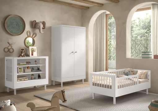 Set Mobilier Cameră Copii Forrest Beech, din Lemn Masiv de Fag, Alb: Pat Junior (70x140 cm), Masă de Înfășat și Dulap cu 2 Uși – Vipack