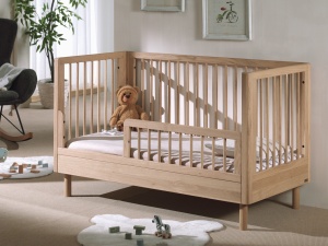 Set Complet Mobilier Cameră Bebelus Forrest Oak, din Lemn Masiv de Stejar, Natur: Pătuț Convertibil (70x140 cm), Masă de Înfășat și Dulap cu 2 Uși – Vipack - Img 3