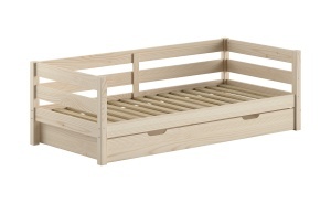 This MARGRIT combination in natural finish consists of a cabin bed (90 x 200 cm) with a matching pull-out bed.