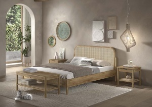 This OLIVE combination consists of a double bed (160 x 200 cm) with a rattan headboard, two bedside tables with drawer and a bench. - Img 2
