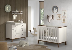 This SEZANE combination in clay consists of a baby bed (60 x 120 cm), a chest of drawers with 3 drawers, a matching changing board and a wall shelf.