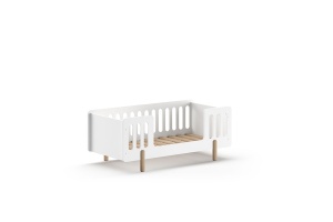 Pat pentru copii mici SMILE, 70 x 140 cm, alb, cu balustradă de protecție și picioare rotunjite din lemn natural – Vipack - Img 2