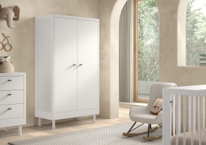 Set Complet Mobilier Cameră Bebelus Forrest Beech, din Lemn Masiv de Fag, Alb: Pătuț (70x140 cm), Masă de Înfășat cu Suport și Dulap cu 2 Uși – Vipack - Img 4
