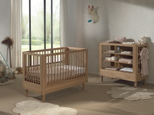 Set Mobilier Cameră Bebelus Forrest Oak, din Lemn Masiv de Stejar, Natur: Pătuț (60x120 cm) și Masă de Înfășat – Vipack - Img 1