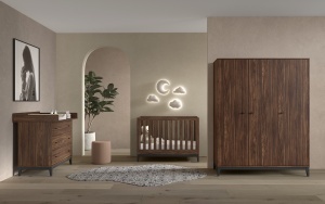 This ILYAS combination consists of a baby bed (60 × 120 cm), a chest of drawers with changing board, and a 3 door wardrobe. - Img 2
