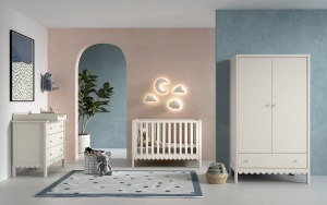 This SWINGO combination in clay consists of a baby bed (60 x 120 cm), a chest of drawers with 3 drawers and matching changing top, and a 2-door wardrobe.